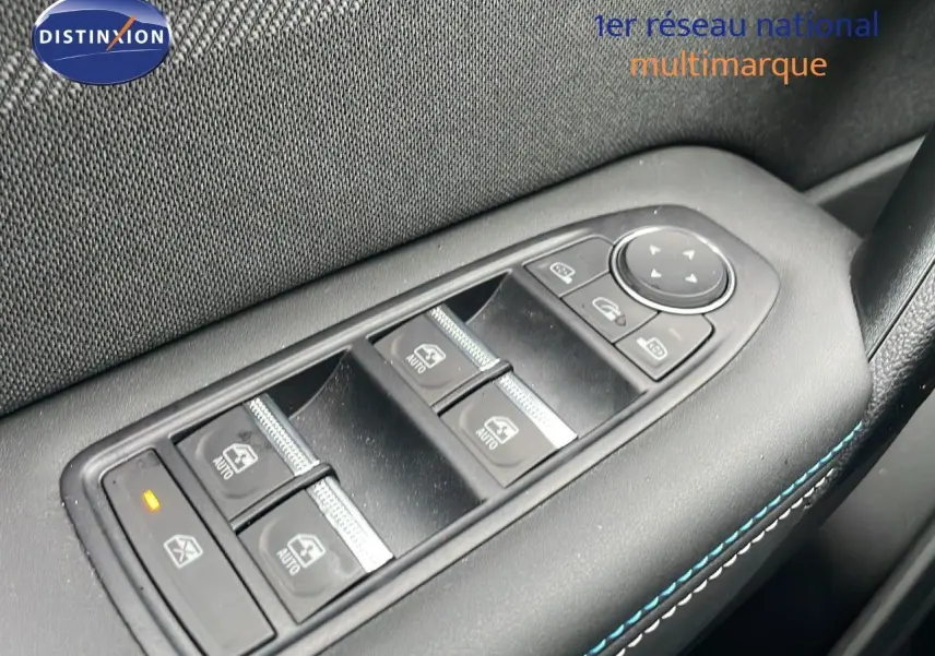 Gros plan sur les commandes des vitres électriques côté gauche de la Renault Symbioz gris Rafale Métal 2025.