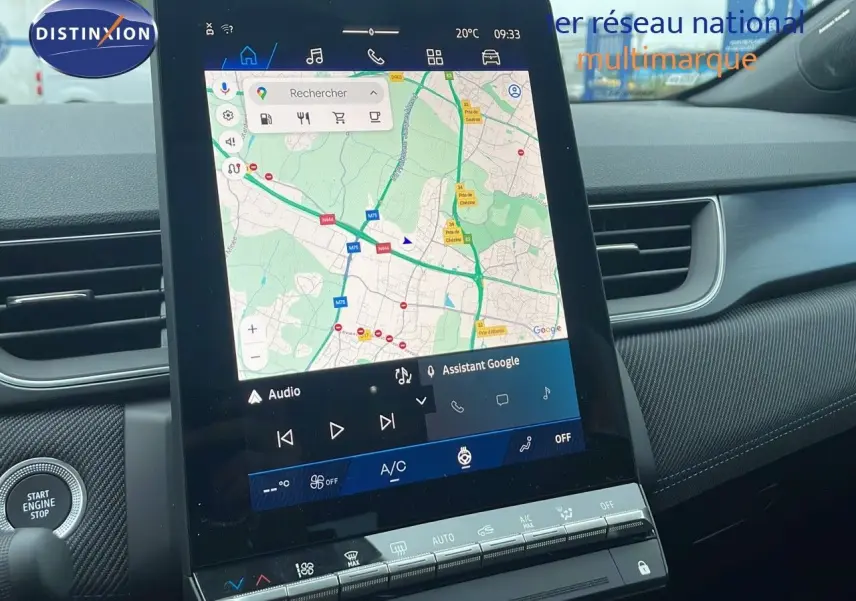 Écran tactile central affichant la navigation GPS dans l'habitacle moderne d'une Renault Symbioz gris Rafale métal.