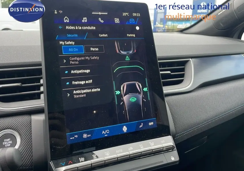Vue du tableau de bord et écran tactile central du Renault Symbioz gris rafale métal, mettant en avant les aides à la conduite.