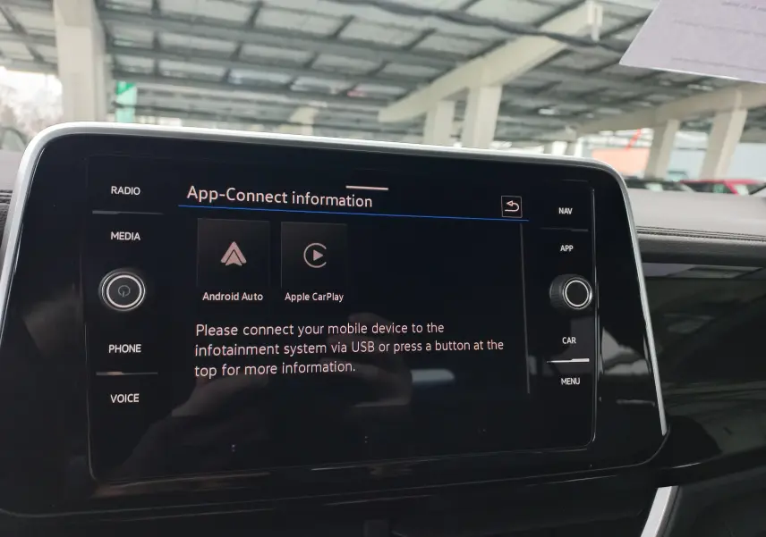 Écran tactile central du Volkswagen T-Roc 2025 affichant les options Android Auto et Apple CarPlay en intérieur.