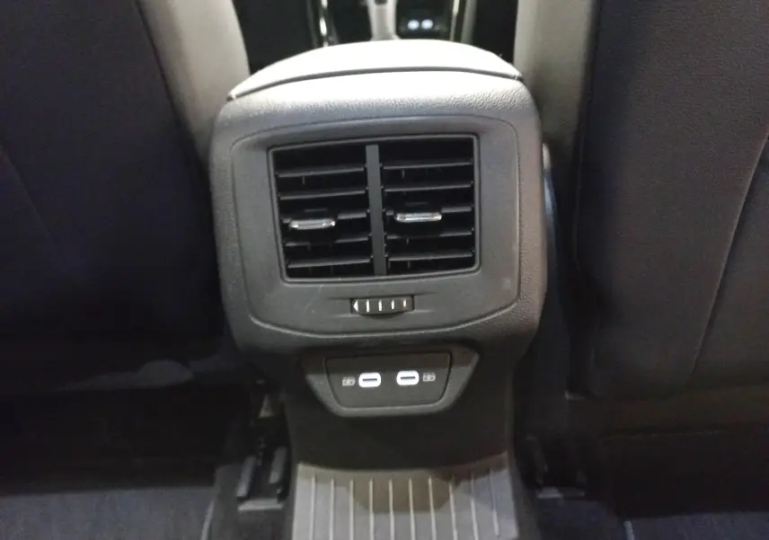 Vue rapprochée des aérateurs arrière et des ports USB du Volkswagen T-Roc 1.5 TSI blanc, version R-Line Edition 2025.