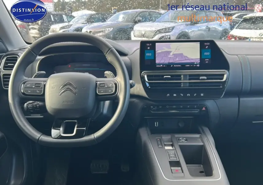 Vue intérieure frontale du tableau de bord et volant noir du Citroën C5 Aircross avec écran tactile et commandes intégrées.