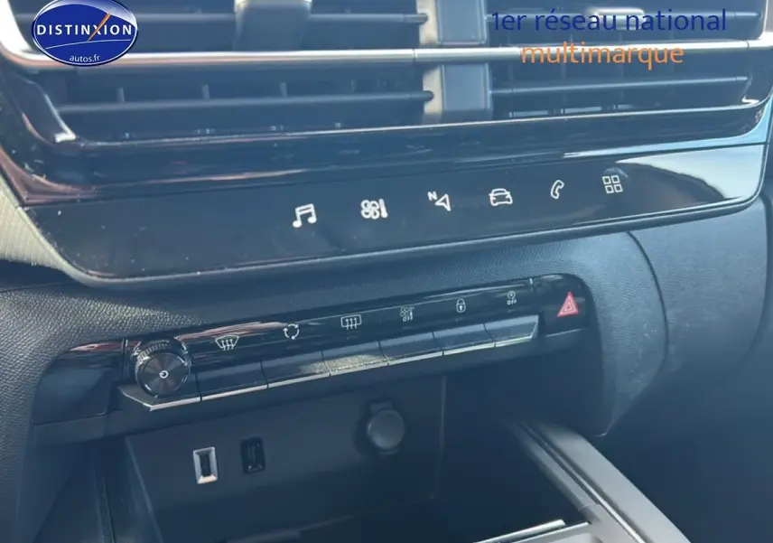 Vue rapprochée de la console centrale noire du Citroën C5 Aircross 2025 avec commandes tactiles et prises USB visibles.