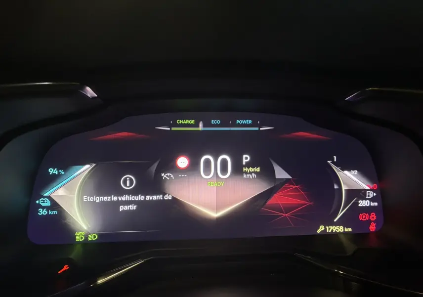 Tableau de bord numérique du DS7 E-TENSE 2024 affichant la vitesse à 0 km/h et l’état hybride en veille.