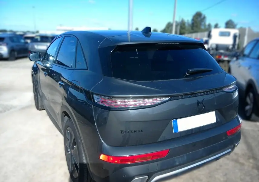Vue 3/4 arrière droite d'un DS7 E-TENSE gris 2024 avec feux arrière LED et vitres teintées.