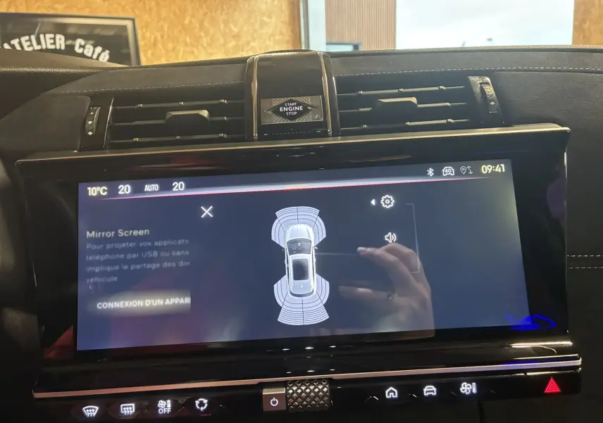 Écran tactile central du DS7 E-TENSE 2024 affichant l'aide au stationnement avec tableau de bord en cuir noir.