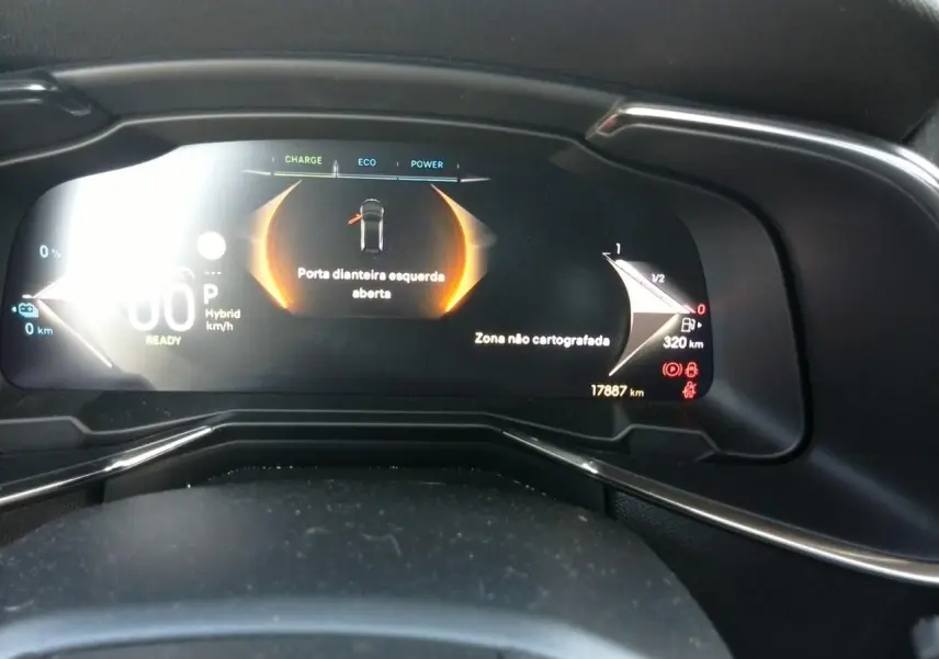 Vue rapprochée du tableau de bord numérique du DS7 E-TENSE 2024, affichant porte avant gauche ouverte et informations hybrides.