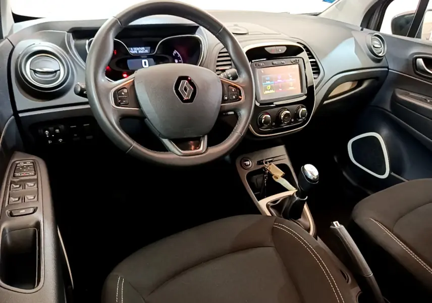 Vue intérieure avant du Renault Captur Business 2018, volant cuir multifonctions et écran tactile central visible.