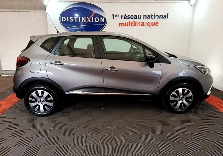 Profil droit d’un Renault Captur Business gris foncé 2018, avec jantes alliage et poignées de porte assorties.