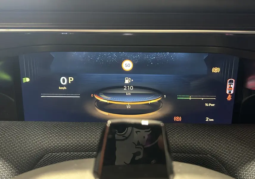 Vue rapprochée du tableau de bord numérique du Citroën C5 Aircross hybride, affichant la vitesse et l'autonomie.