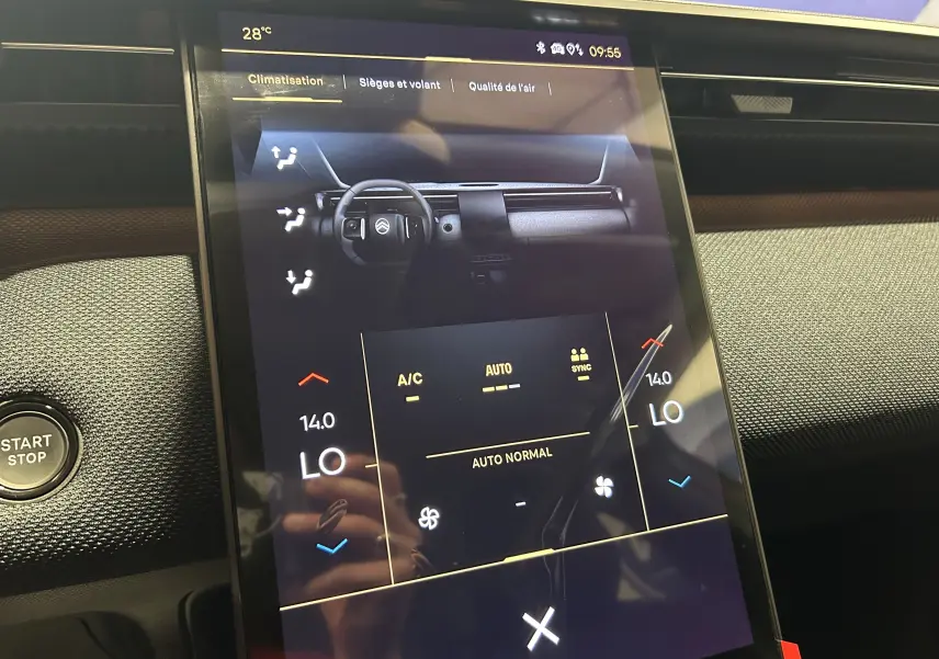 Écran tactile central de la Citroën C5 Aircross II Hybrid 2026, affichant les réglages de climatisation et température à 14°C.