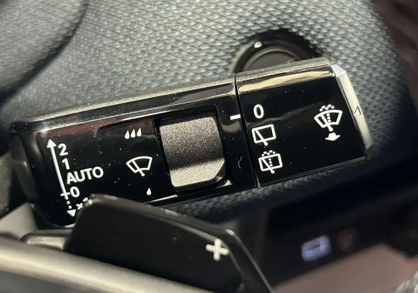 Gros plan sur la commande des essuie-glaces du Citroën C5 Aircross II Hybrid, avec réglages automatiques et manuels.