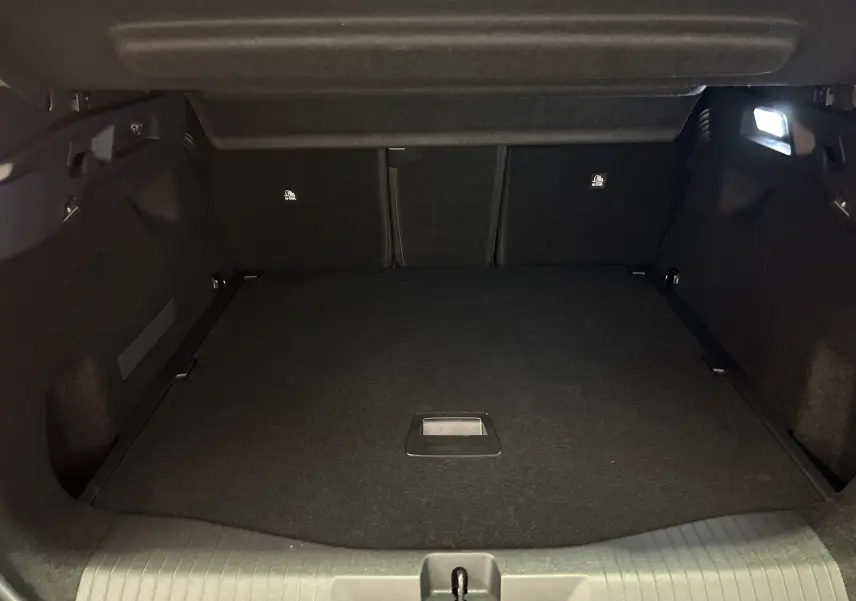 Coffre spacieux et vide du Citroën C5 Aircross II Max Hybrid 145, vu de l'intérieur arrière, revêtement noir.