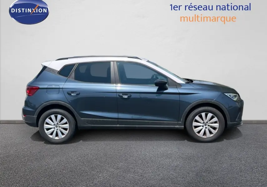 Vue latérale droite d’un SEAT Arona gris Magnetic avec toit blanc, finition Style Special Edition 2025.