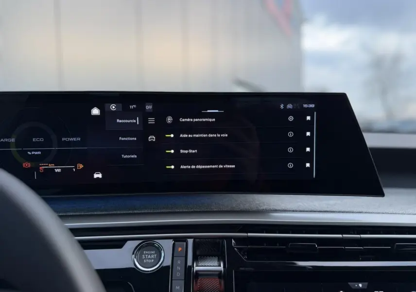 Vue rapprochée de l'écran panoramique 21'' et console centrale noire laquée du Peugeot 3008 Hybrid blanc Okénite.