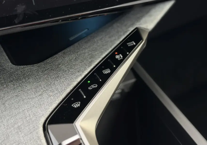 Détail des commandes tactiles sur la porte côté conducteur du Peugeot 3008 Hybrid blanc Okénite, finition tissu gris.