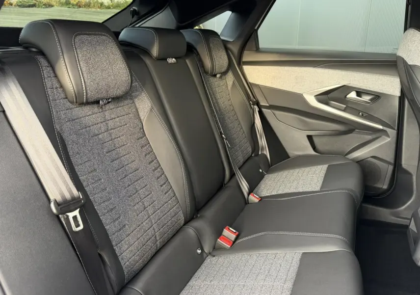 Vue côté droit de la banquette arrière bicolore tissu et cuir du Peugeot 3008 Hybrid 145 Allure 2025.