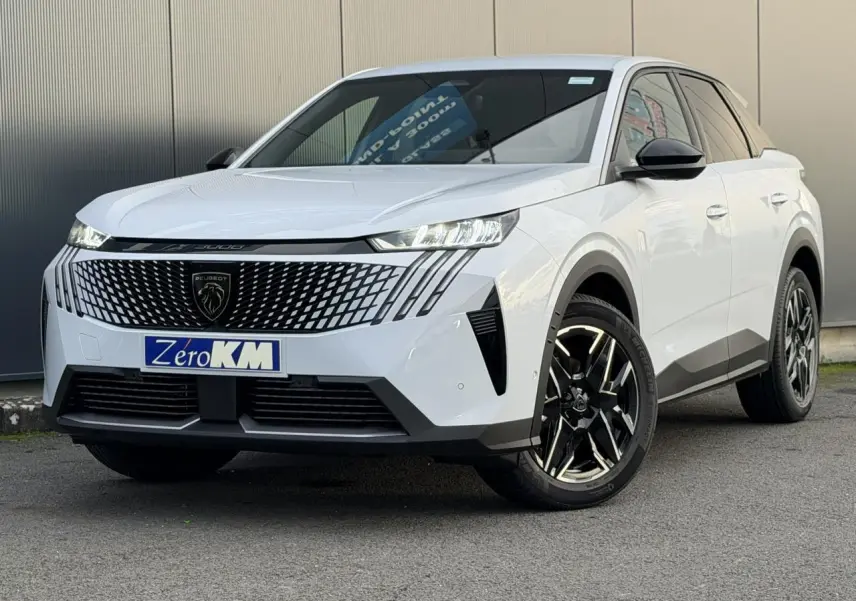 Peugeot 3008 Hybrid blanc Okénite en 3/4 avant droit avec calandre distinctive et jantes alliage 19 pouces.