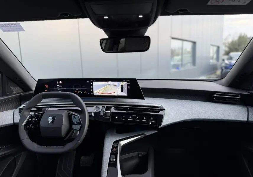 Vue intérieure avant du Peugeot 3008 Hybrid blanc Okénite, avec tableau de bord i-Cockpit panoramique et écran incurvé 21 pouces.