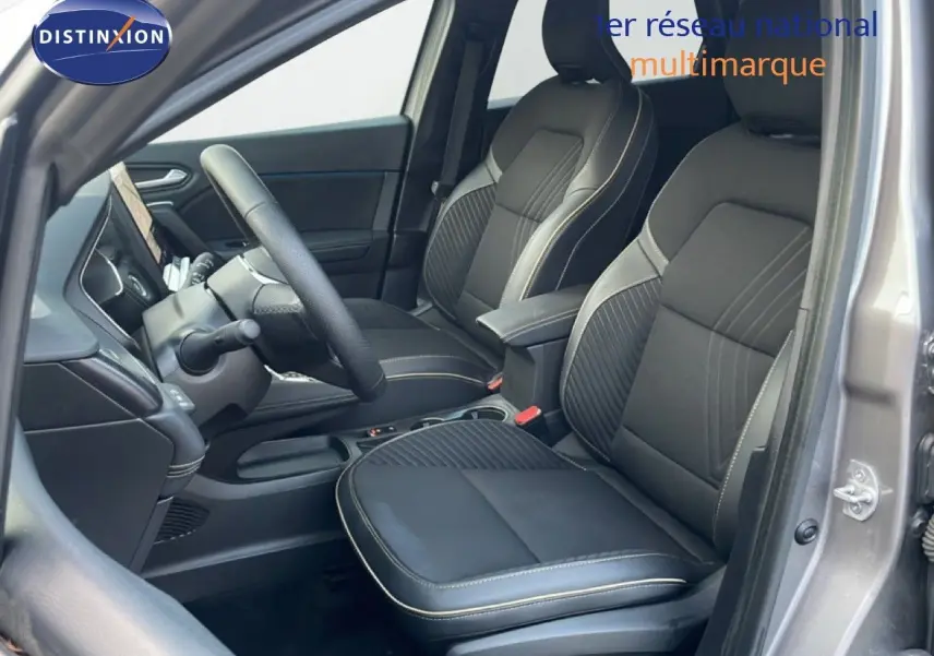 Vue intérieure côté conducteur de la Renault Symbioz 2025, sièges noirs avec surpiqûres claires et volant cuir.