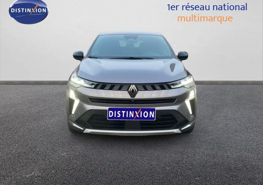 Vue avant d'une Renault Symbioz gris cassiopée métal avec feux LED allumés sur fond neutre.