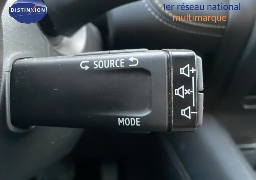 Gros plan sur la commande au volant noir avec fonctions source et mode du Renault Symbioz gris cassiopée métal.