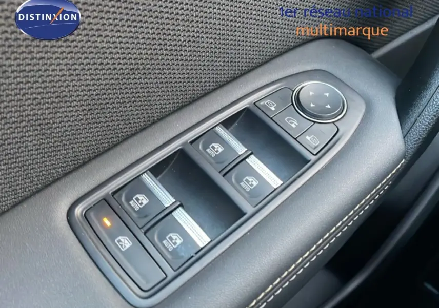 Gros plan sur les commandes des vitres électriques et rétroviseurs côté conducteur du Renault Symbioz 2025, intérieur noir.