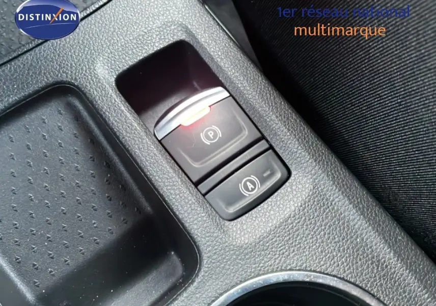 Gros plan sur la console centrale du Renault Symbioz gris cassiopée, avec boutons de frein à main et auto hold.