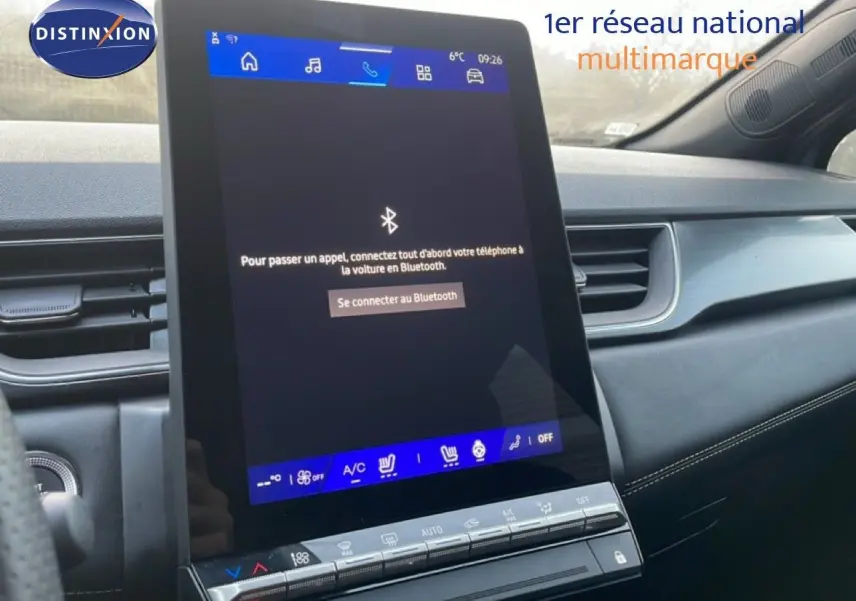 Vue intérieure centrée sur l'écran tactile vertical du tableau de bord du Renault Symbioz gris Cassiopée 2025.
