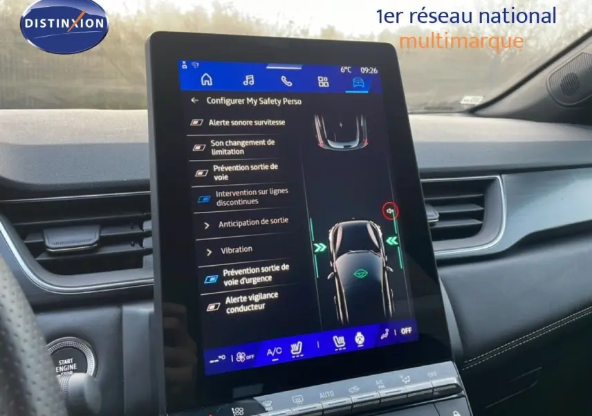 Vue rapprochée de l’écran tactile central du Renault Symbioz 2025, affichant les options d’aide à la conduite.