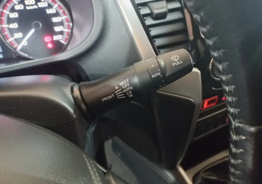 Gros plan sur la manette d’essuie-glace côté droit du tableau de bord du Mitsubishi L200 gris foncé 2020.