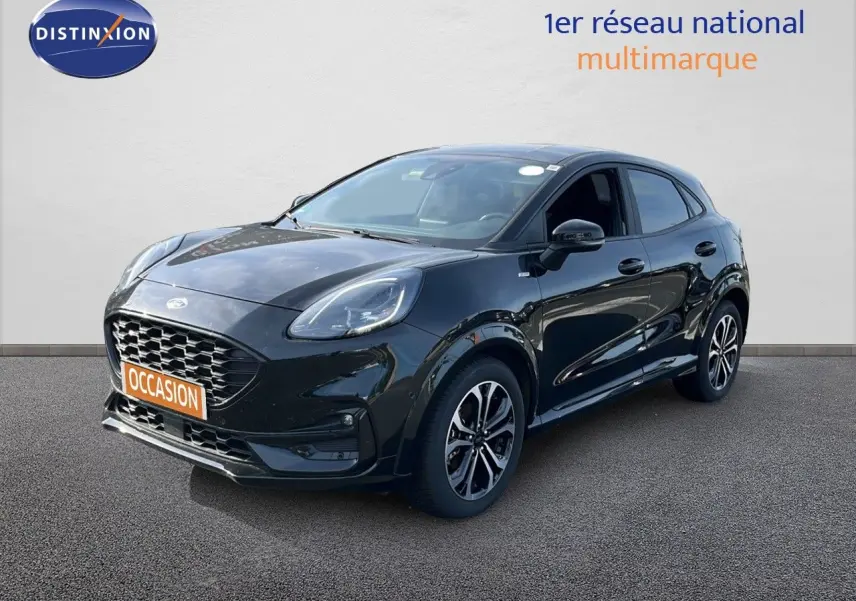 Ford Puma noir agate métal en 3/4 avant droit, avec calandre large et jantes alliage bicolores.