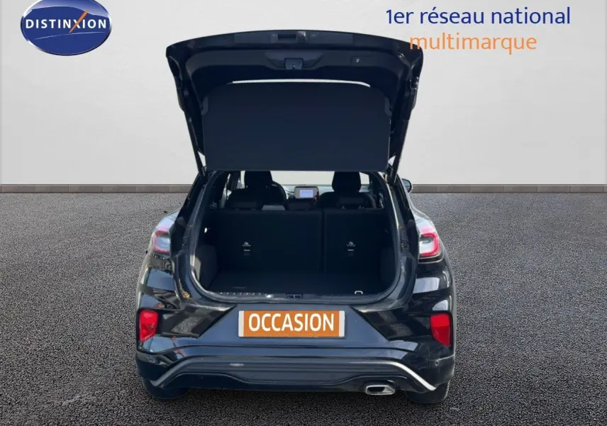 Vue arrière d'un Ford Puma noir Agate Metal 2023 avec hayon ouvert montrant le coffre vide.