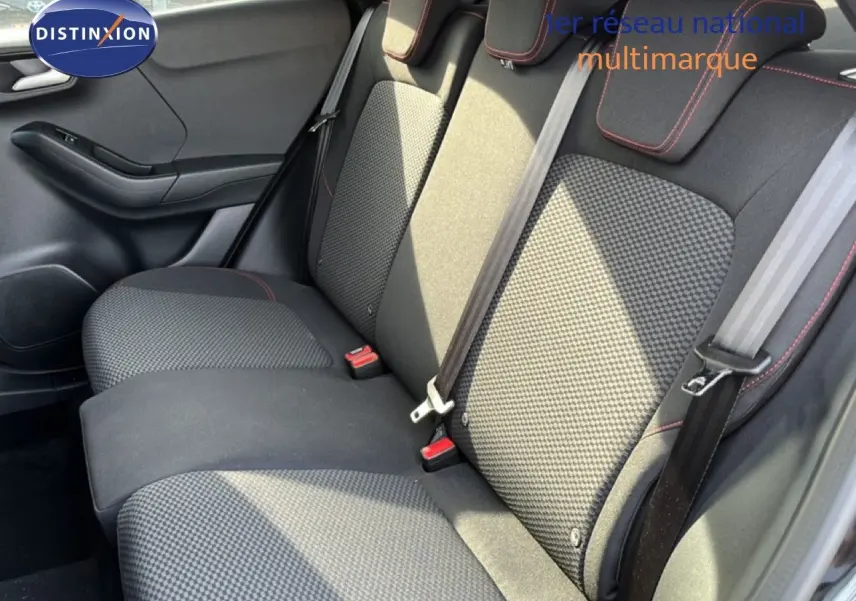 Vue intérieure côté droit montrant la banquette arrière en tissu noir avec surpiqûres rouges du Ford Puma 2023.