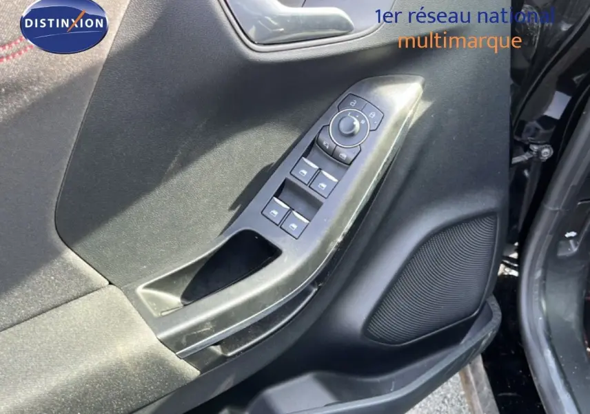 Gros plan sur la commande des vitres et rétroviseurs côté conducteur d’un Ford Puma noir Agate Metal 2023.