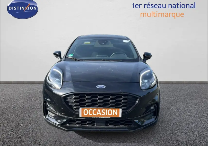 Vue avant d'une Ford Puma noir agate métal 2023 avec calandre large et phares LED distinctifs.