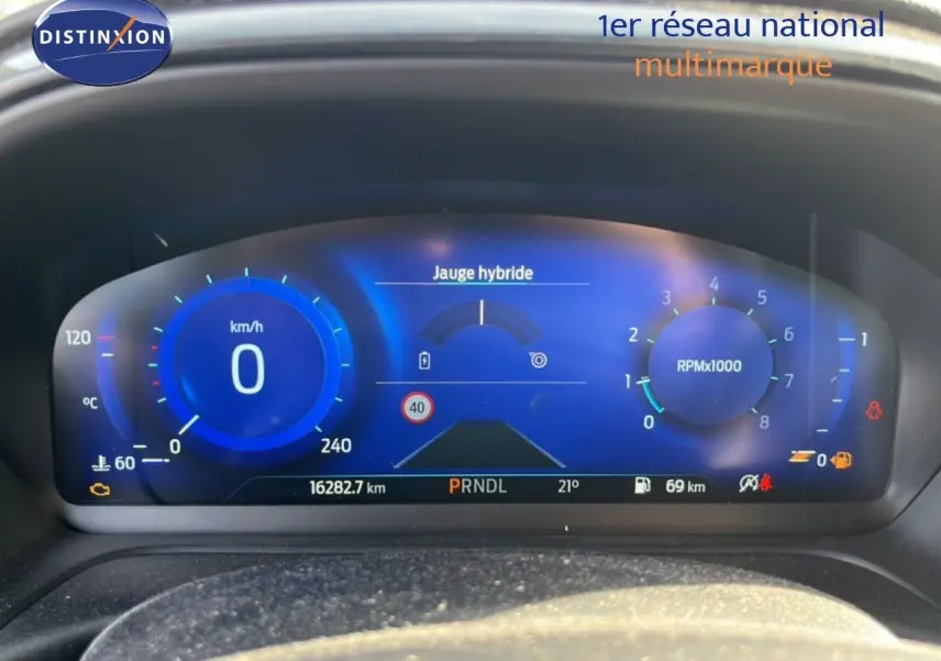 Tableau de bord numérique bleu du Ford Puma 2023, affichant vitesse, jauge hybride et compte-tours.