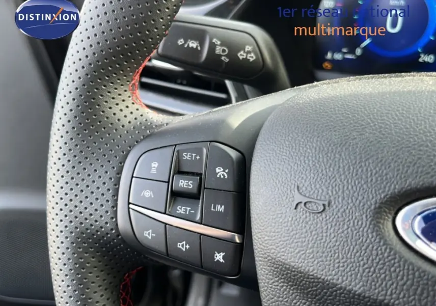 Gros plan sur le volant perforé noir avec commandes intégrées du Ford Puma 2023 finition ST-Line.