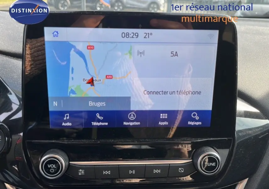 Écran tactile central du Ford Puma noir agate, affichant la navigation avec carte et options multimédia.