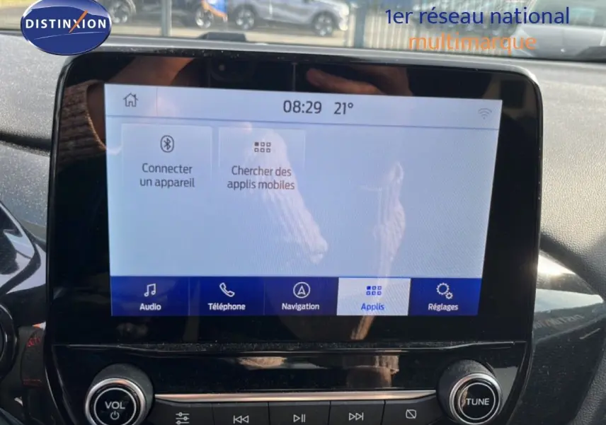 Écran tactile central du Ford Puma noir Agate Metal 2023 affichant le menu des applications multimédia.