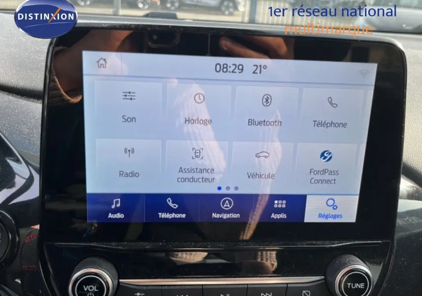 Écran tactile central de la Ford Puma noir agate, affichant le menu principal avec options audio et navigation.