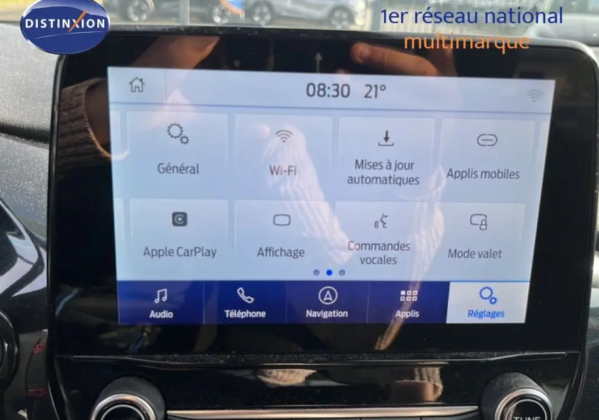 Écran tactile central du Ford Puma noir agate, affichant le menu des réglages avec options connectées.