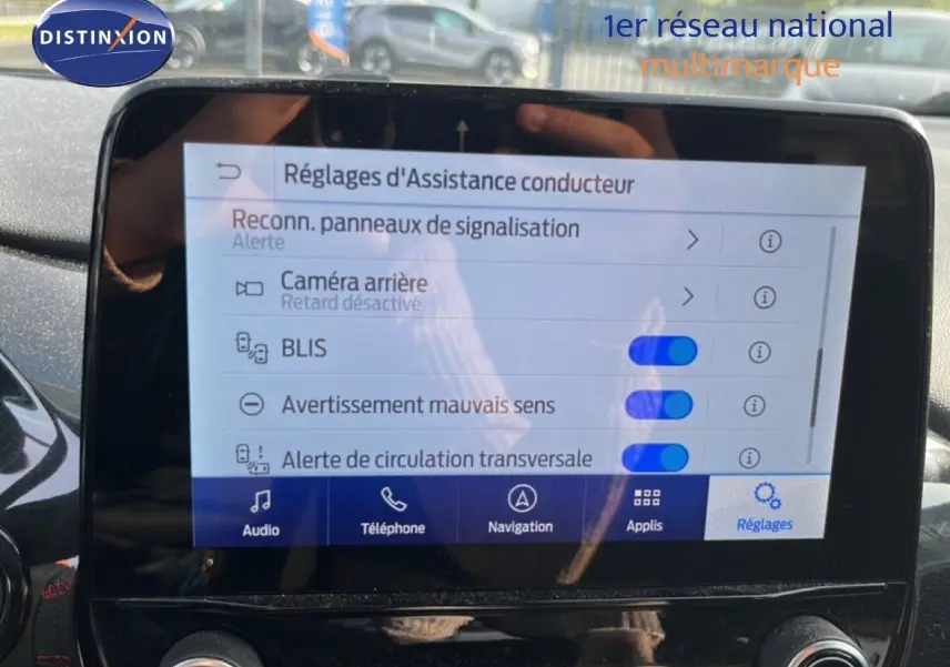 Écran tactile intérieur montrant les réglages d’assistance conducteur du Ford Puma noir Agate Metal, vue de face.