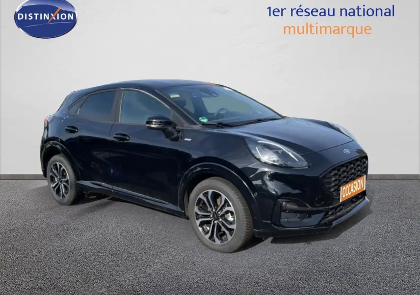 Ford Puma noir agate métal en vue 3/4 avant droit, SUV compact avec jantes alliage et calandre noire distinctive.