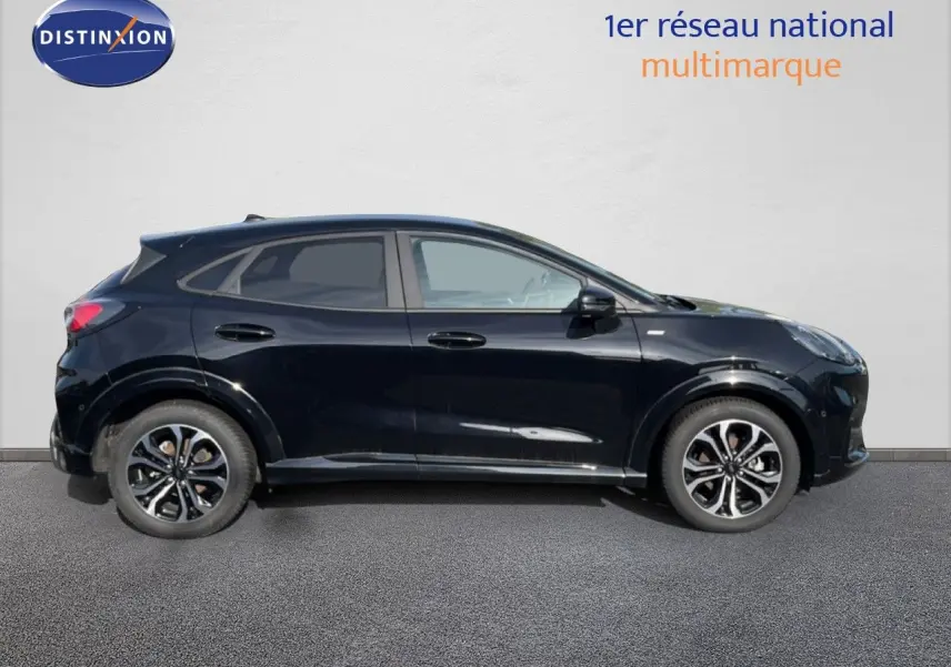 Vue de profil côté gauche du Ford Puma noir Agate Metal 2023 avec jantes alliage et vitres teintées.