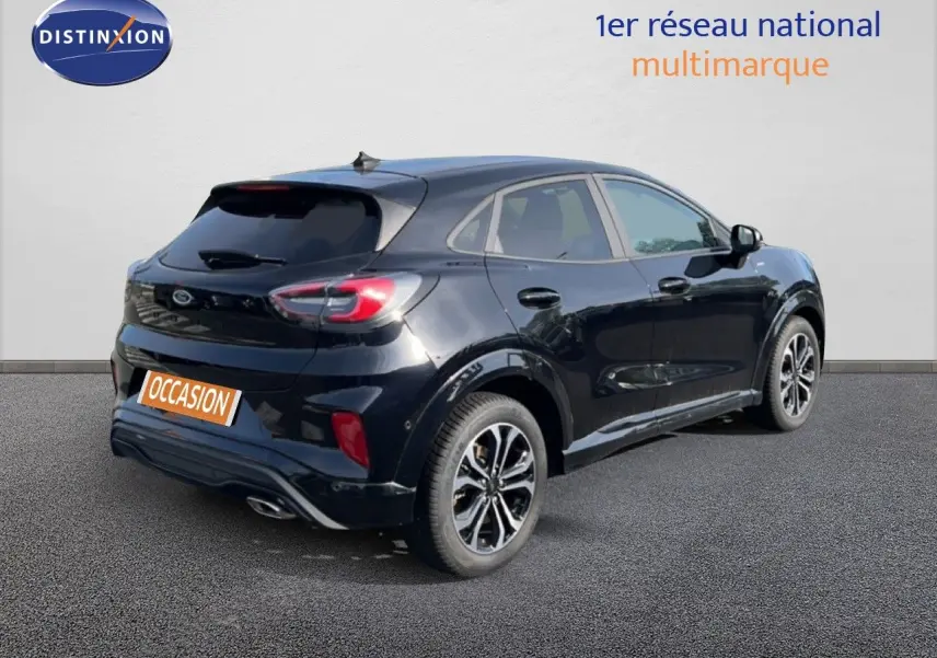Vue 3/4 arrière droite d'un Ford Puma noir Agate Metal 2023 avec jantes alliage et feux LED distinctifs.