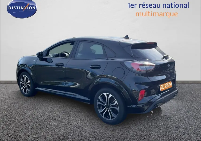 Vue 3/4 arrière droite d'un Ford Puma noir Agate Métal avec jantes alliage et feux arrière LED, en extérieur.