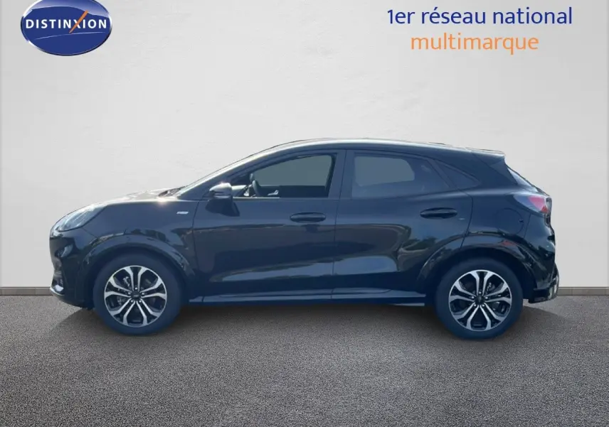 Vue de profil côté gauche d'un Ford Puma noir Agate Métal 2023 finition ST-LINE avec jantes alliage et vitres teintées.