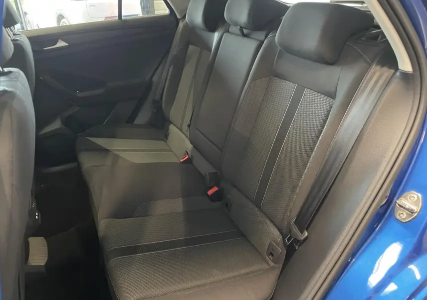 Vue intérieure côté droit sur la banquette arrière en tissu noir du Volkswagen T-Roc bleu 2022.
