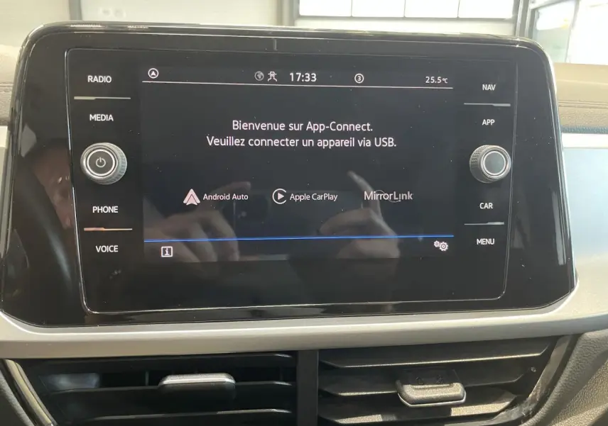 Écran tactile central du tableau de bord du Volkswagen T-Roc 1.5 TSI bleu, affichant App-Connect.
